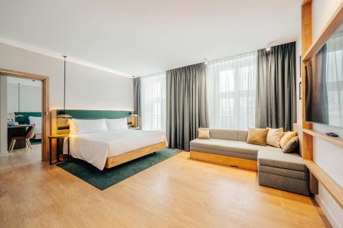 Kama o mga kama sa kuwarto sa Hilton Garden Inn Radom