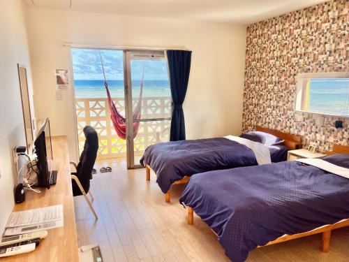 een hotelkamer met 2 bedden en een balkon bij Cruz Del Sur - Vacation STAY 11190v in Ishigaki Island