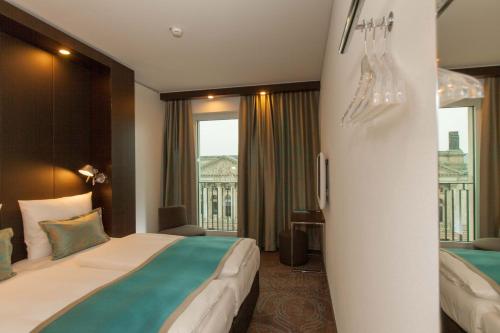 una camera d'albergo con letto e finestra di Motel One Berlin-Potsdamer Platz a Berlino
