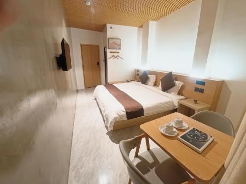Uma TV ou centro de entretenimento em Terra Hotel Kawit