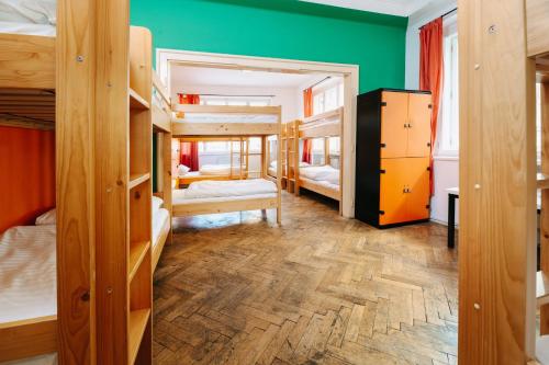 Rúm í herbergi á Benedikt City Center Hostel