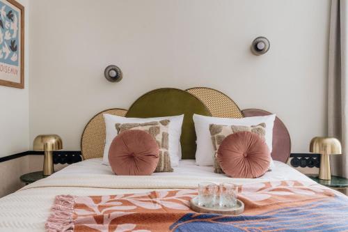 a bedroom with a large bed with pink pillows at Colette - LoftAffair Collection in Warsaw