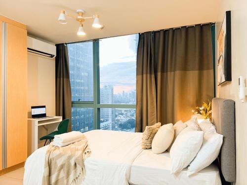 Prime 1br Condo Infront Grand Hyatt BGC #oursw20d1