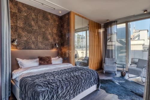 een slaapkamer met een groot bed en een balkon bij H15 Boutique Hotel, Warsaw, a Member of Design Hotels in Warschau