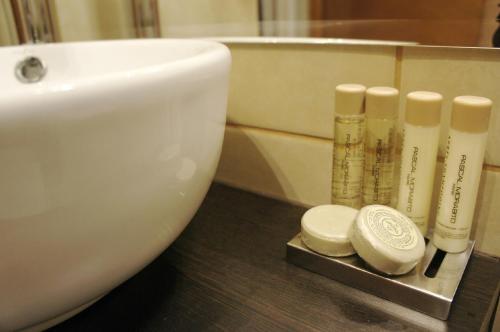 Bilik mandi di Quiral Hotel Boutique