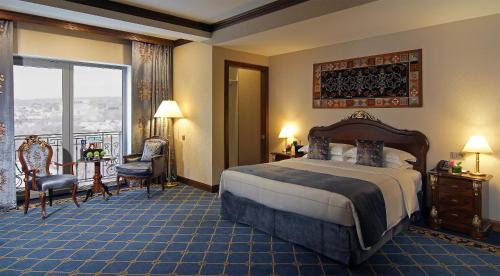 En eller flere senge i et værelse på Orion Hotel Bishkek