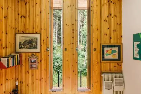 CENTRAL WOODEN CHALET WITH FOREST VIEW, hotel in Madonna di Campiglio