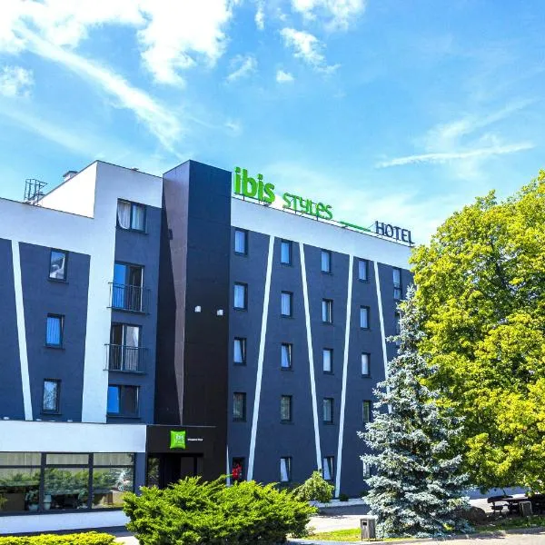 ibis Styles Warszawa West, отель в городе Моры