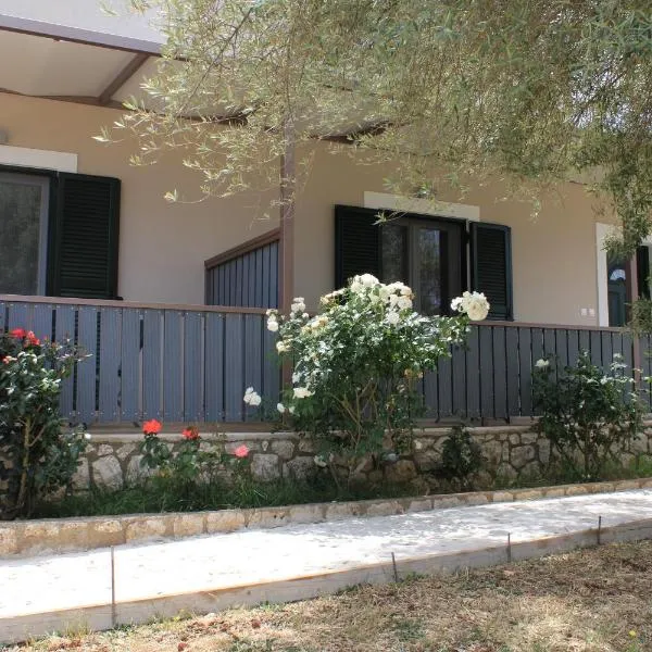 Chloe Apartments, hotel u gradu Tsoukalades