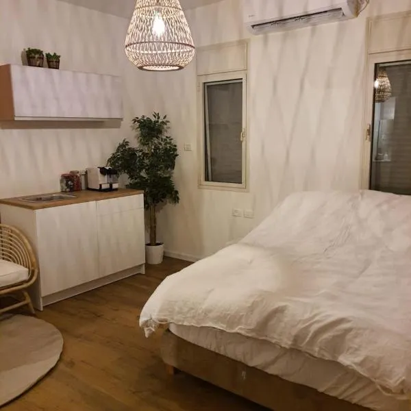 חדר במדבר, hotel v mestu Beʼer Ora