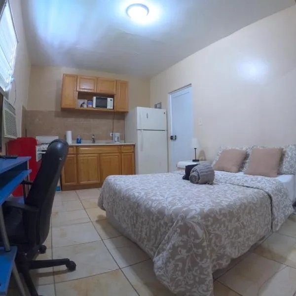 Wifi, Workspace , Perfect Location & Parking: Ponce şehrinde bir otel