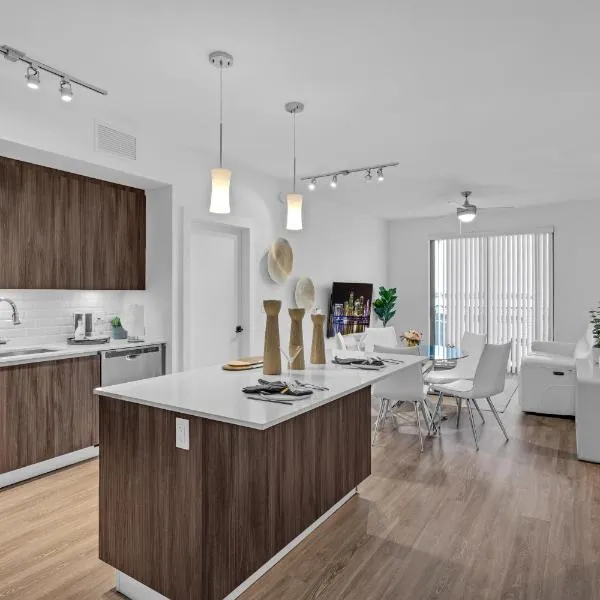 Modern 2 Bed in the Heart of Doral Free Parking, hotel u gradu 'Hialeah Gardens'