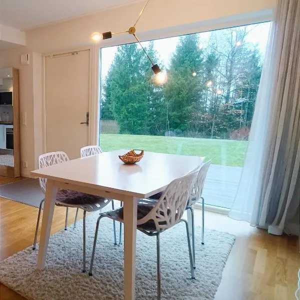 Modern, private spacious & fully equipped for 2-5 people Near forest, with kitchen, washer, pets friendly, hotel en Floda