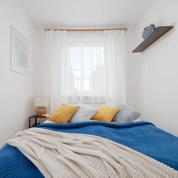 Apartament na Parterze z Parkingiem i Biurkiem do Pracy Zdalnej w Piasecznie by Noclegi Renters, hotel in Piaseczno
