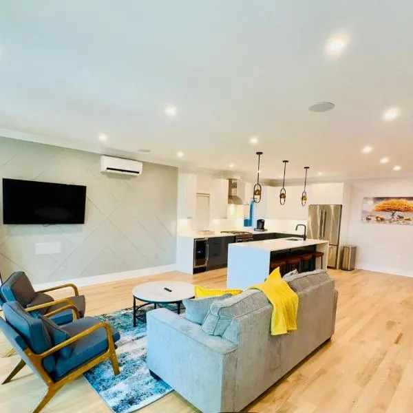 Huge 2000 sqft Luxury & Stylish Condo minutes to New York, hótel í Jersey City